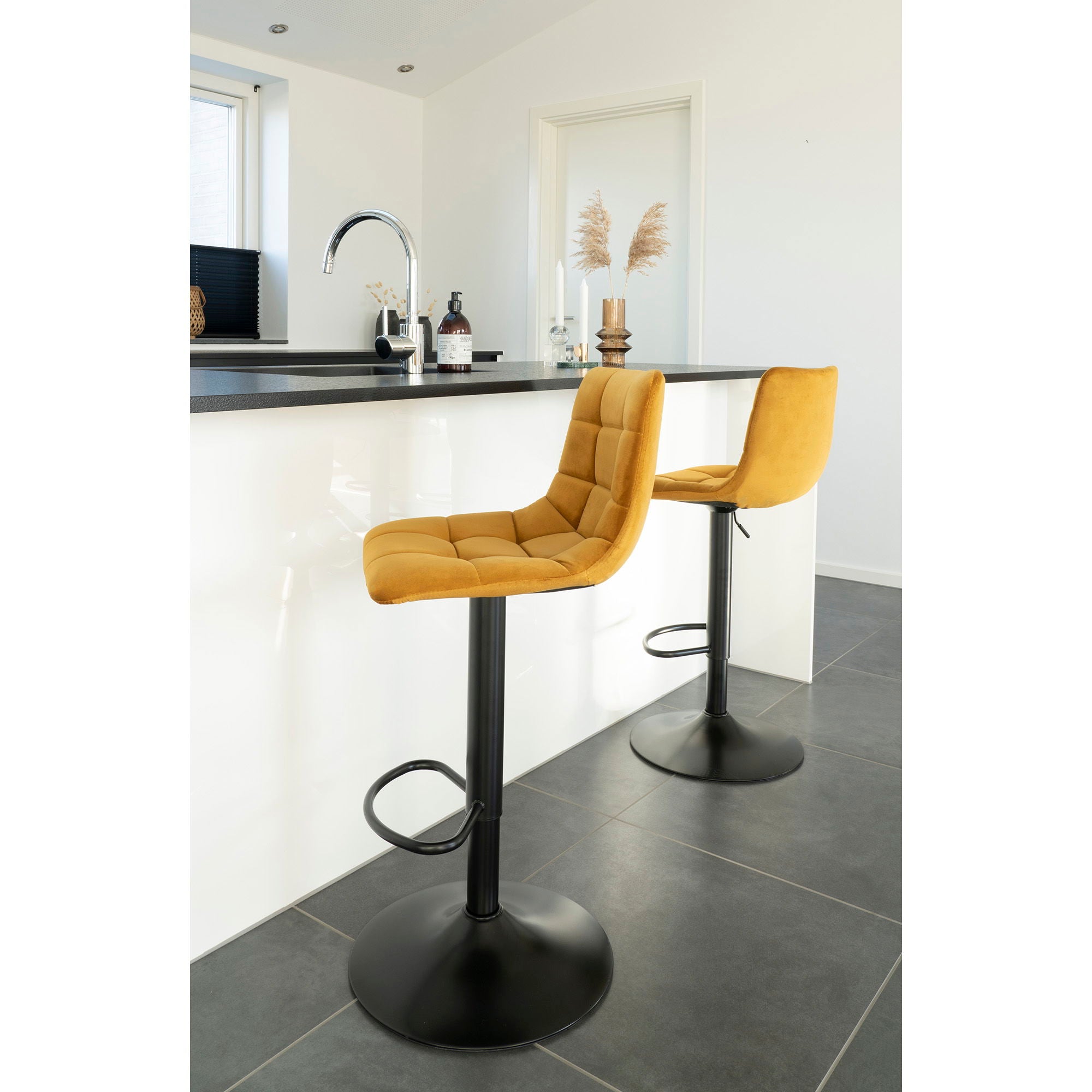 Chaise de bar, velours, jaune moutarde, pieds noirs
