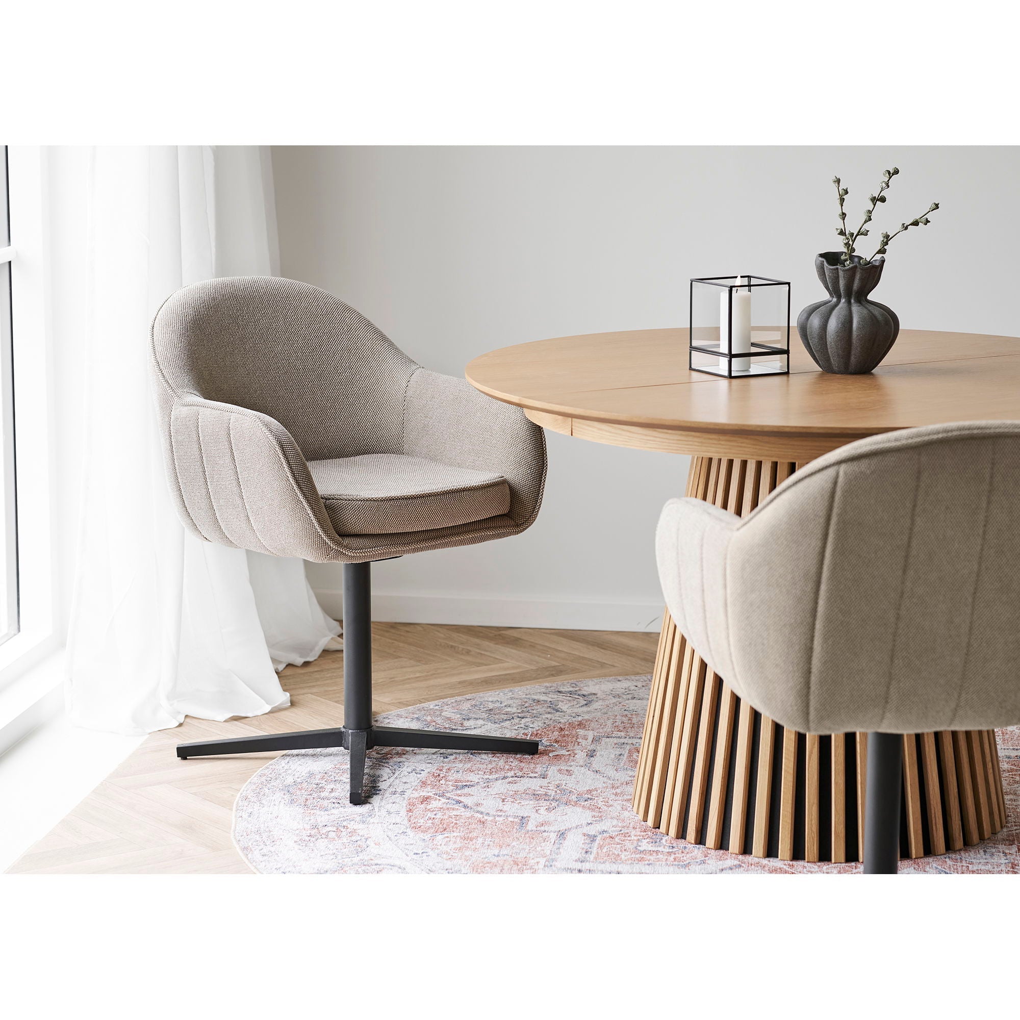 Chaise de salle à manger pivotante, gris clair, pieds noirs